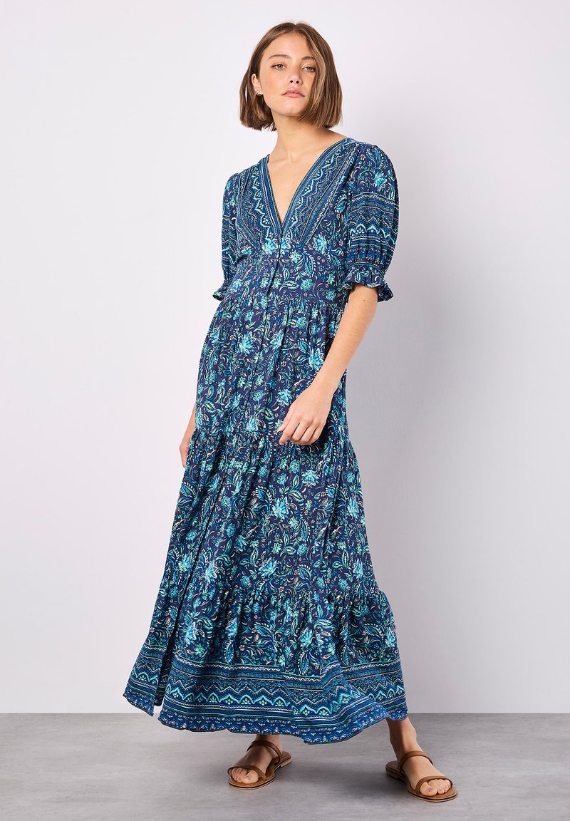 Maxi-Kleid mit einem blauen Blumenmuster, V-Ausschnitt, kurzen puffigen Ärmeln und einem gestuften Rock mit dekorativem Saum.