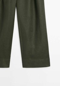Pantalon droit vert olive avec un large détail sur l'ourlet, présenté de la mi-cuisse à la cheville sur fond blanc.