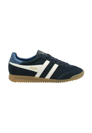 Sneakers in suede blu navy con strisce bianche e logo dorato, dotati di suola in gomma e parte superiore testurizzata per aderenza e supporto.