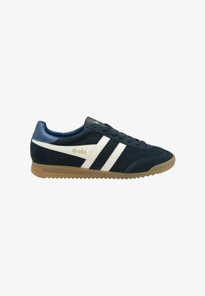 Sneakers in suede blu navy con strisce bianche e logo dorato, dotati di suola in gomma e parte superiore testurizzata per aderenza e supporto.