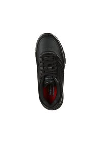 Zapatilla negra con parte superior de cuero, diseño texturizado, puntera redonda y cordones negros. Presenta una plantilla acolchada con acentos rojos.