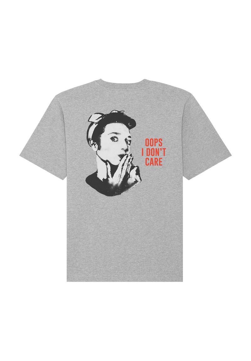 T-shirt gris à manches courtes avec un graphisme noir au dos représentant une silhouette faisant un geste de chuchotement, accompagné du texte rouge "OUPS, JE M'EN FOUS".