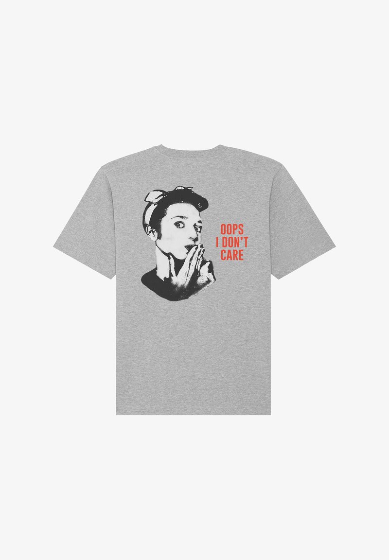 Grijze T-shirt met korte mouwen met een zwart grafisch ontwerp op de achterkant van een figuur die een shushing gebaar maakt, met de rode tekst "OOPS I DON'T CARE".