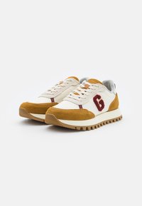 Sneaker mit einem Obermaterial aus weißem Leder, akzenten aus hellbraunem Wildleder und rotem gesticktem Logo. Gummisohle mit Zickzackmuster und strukturiertem Schnürverschluss.