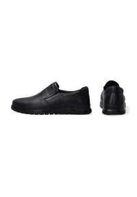 Černé kožené slip-on boty s hladkým povrchem, nízkoprofilovým designem, kulatou špičkou a texturovanou gumovou podrážkou.