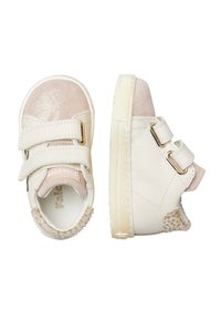 Scarpe per bambini bianche e beige con due cinturini regolabili in velcro, dettagli in suede, suola testurizzata e un particolare in pelliccia sulla parte posteriore.