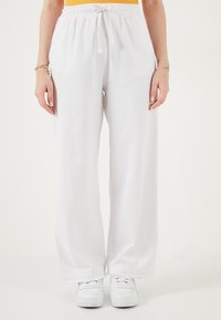 Nem kiválasztott, white