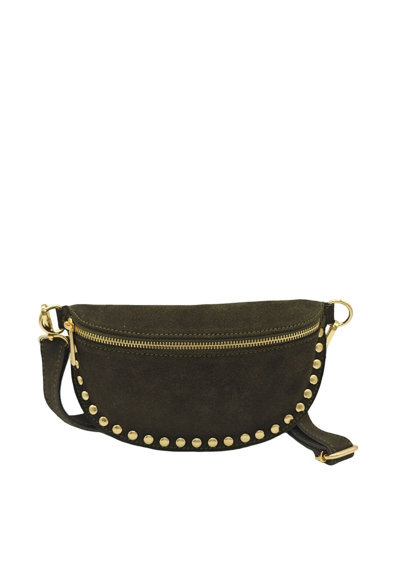 Sac bandoulière en suède vert olive avec une forme incurvée, fermeture éclair dorée et rivets métalliques ronds le long du bord inférieur. Courroie réglable incluse.