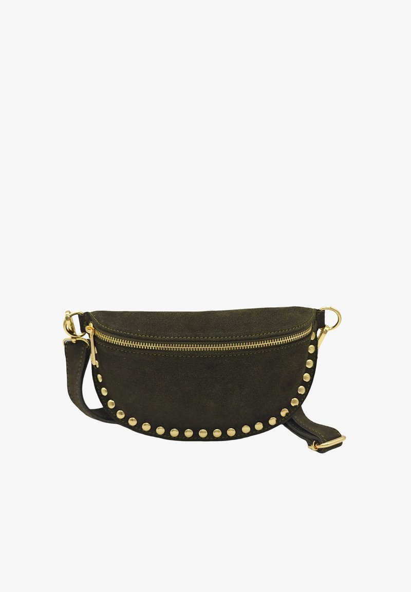 Sac bandoulière en suède vert olive avec une forme incurvée, fermeture éclair dorée et rivets métalliques ronds le long du bord inférieur. Courroie réglable incluse.