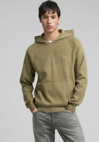 Felpa con cappuccio verde oliva con orlo e polsini a costine, dotata di una tasca frontale a marsupio e di un piccolo logo sul petto.