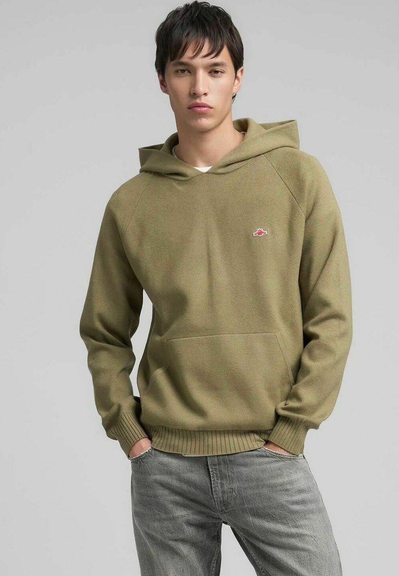 Felpa con cappuccio verde oliva con orlo e polsini a costine, dotata di una tasca frontale a marsupio e di un piccolo logo sul petto.