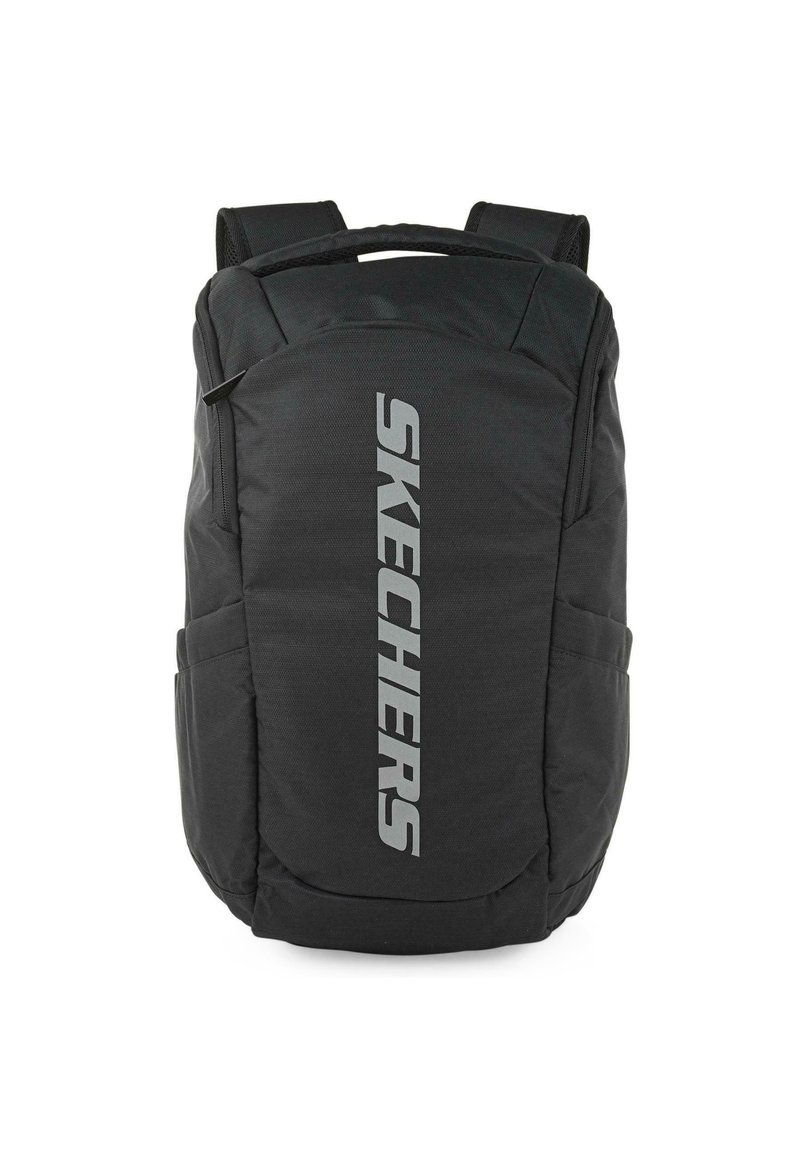 Mochila negra con correas acolchadas, un compartimento principal grande y bolsillos laterales. Presenta un prominente logo plateado de "SKECHERS" en la parte frontal.
