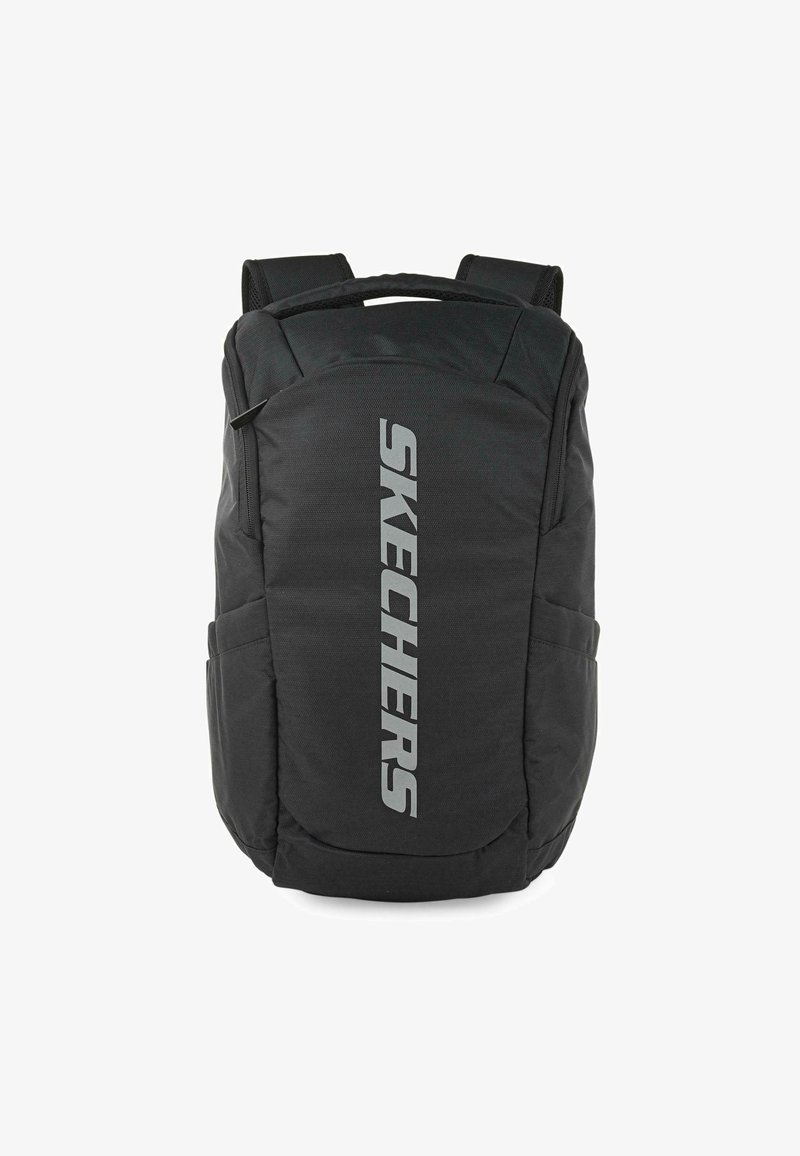 Mochila negra con correas acolchadas, un compartimento principal grande y bolsillos laterales. Presenta un prominente logo plateado de "SKECHERS" en la parte frontal.
