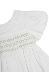 Witte katoen jurk met korte pofmouwen, met een gesmokt lijfje met decoratieve stiksel en een gerende rok bij de taille.