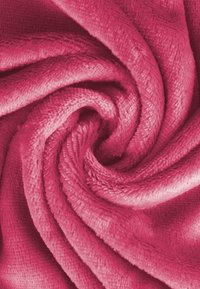 Weiches, strukturiertes rosa Stoffmaterial, das in einem spiralförmigen Muster angeordnet ist und die plüschigen Fasern sowie eine glatte Oberfläche betont.