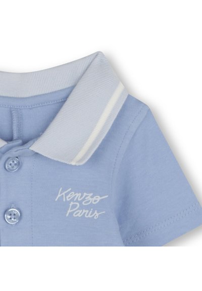 Polo en coton bleu clair, avec un col à rayures blanches, trois boutons et "Kenzo Paris" brodé en blanc.