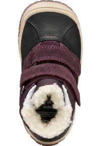 Botines infantiles de cuero negro y ante púrpura con forro de forro polar, tiras de velcro y suela de goma. Punta redonda y acentos cosidos.