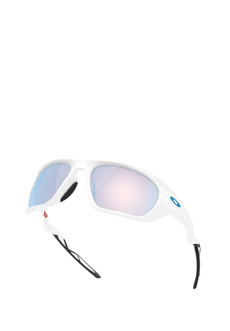 Occhiali da sole sportivi bianchi con montatura leggera, lenti blu specchiate e dettagli neri sulle astine e sui cuscinetti nasali.