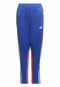Blauwe sportbroek van gladde stof, met rode zijpanelen, witte strepen en een adidas-logo op de linkerheup. Elastische tailleband.