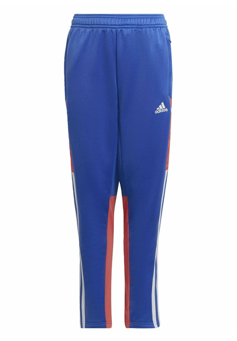 Blauwe sportbroek van gladde stof, met rode zijpanelen, witte strepen en een adidas-logo op de linkerheup. Elastische tailleband.