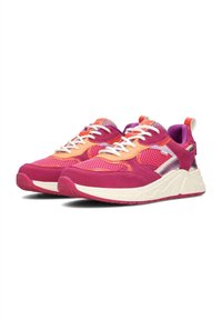 Sneaker colorate che presentano una combinazione di materiali rosa e arancioni, trama in rete, lacci bianchi e una suola spessa bianca con accenti rosa.
