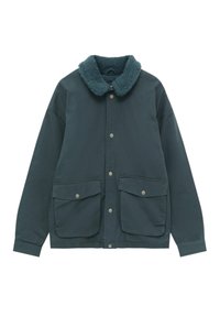 Mörkgrön jacka med fleecekrage, knappar fram och två stora fickor med klaffar och tryckknappar fram.