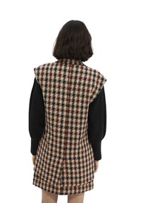 Wollmischungsweste mit karriertem Muster in Creme, Braun und Marineblau. Verfügt über gepolsterte Schultern, seitliche Schlitze und ein tailliertes Design.