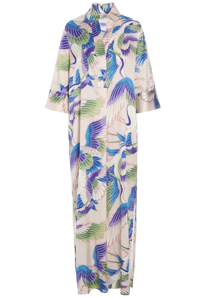 Robe longue et fluide à manches trois-quarts, avec des motifs colorés d'oiseaux grues bleus, verts et violets sur un fond clair.