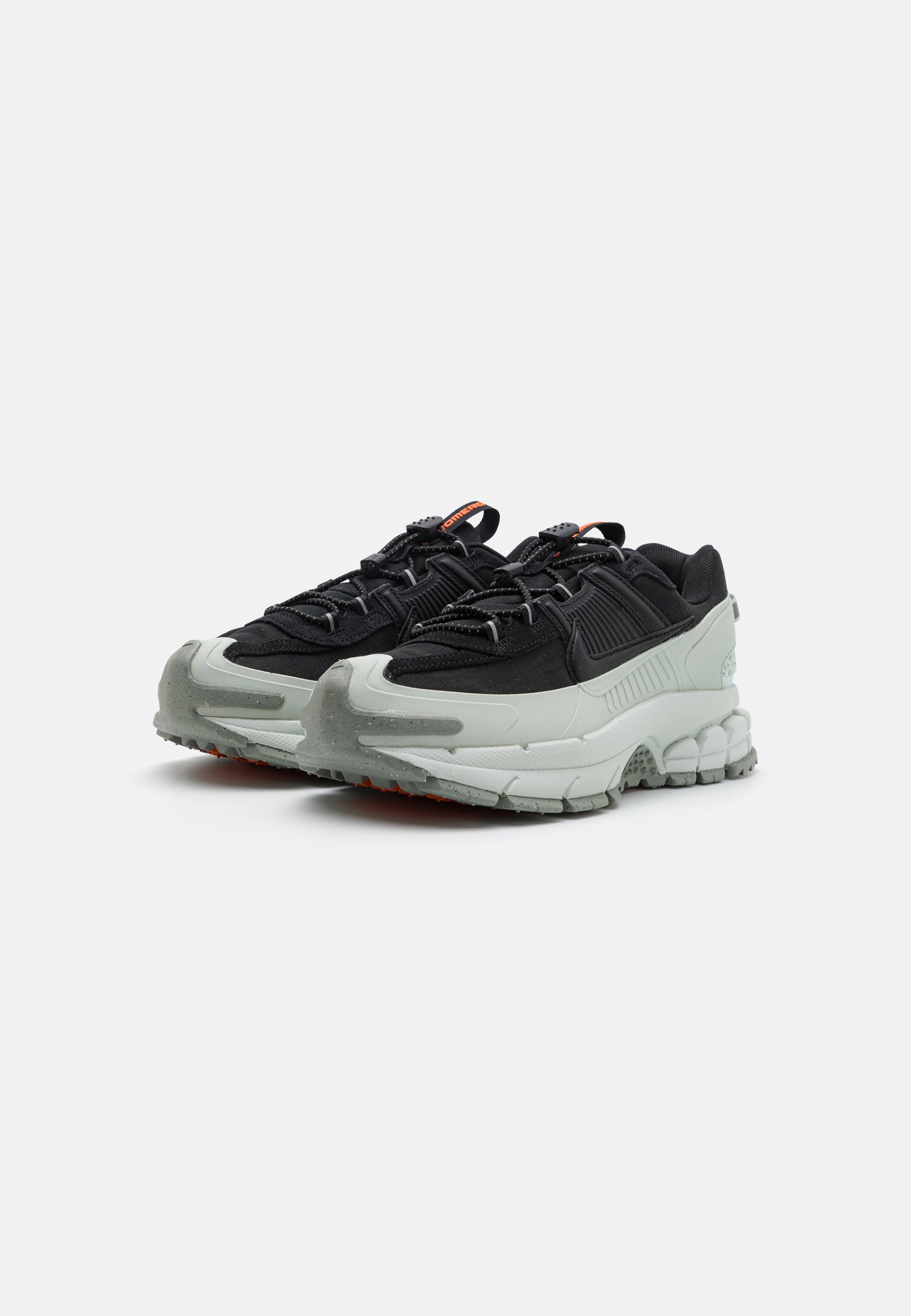 Nike Sportswear ZOOM VOMERO ROAM UNISEX - Sneakersy niskie
