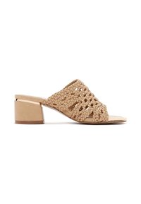 Sandale à enfiler en cuir beige tissé avec un petit talon carré, présentant un bout ouvert et un design croisé complexe sur la partie supérieure.