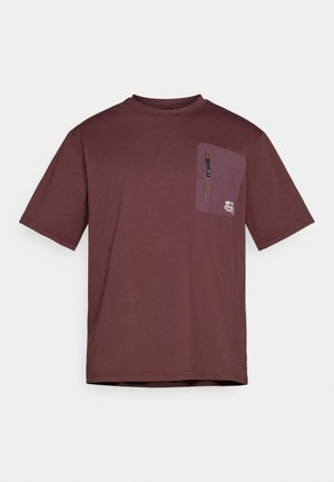 Bordowa koszulka z miękkiego materiału, z krótkimi rękawami i kieszonką na piersi z zamkiem błyskawicznym. Zawiera detal z logo na kieszeni.