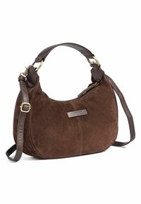 Borsa a spalla in suede marrone con design curvo, tracolla in pelle e chiusura superiore con zip. Presenta un'etichetta del marchio sul fronte.