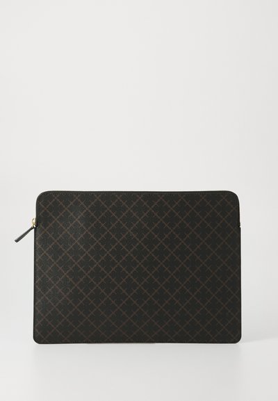 Housse d'ordinateur portable en toile enduite noire, dotée d'un motif géométrique, de fermeture éclair et d'accents en métal doré.