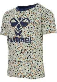 Bomulds T-shirt i lys grøn med farverige hektagonale prikker. Har en marineblå rund hals og "hummel" grafik i marineblå.