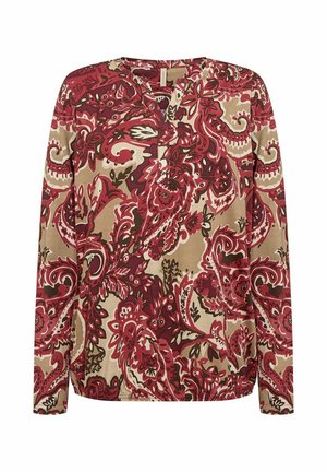 Blouse met lange mouwen, versierd met een ingewikkeld paisley bloemenpatroon in rood, beige en bruin, en een kleine v-hals uitsparing bij de kraag.