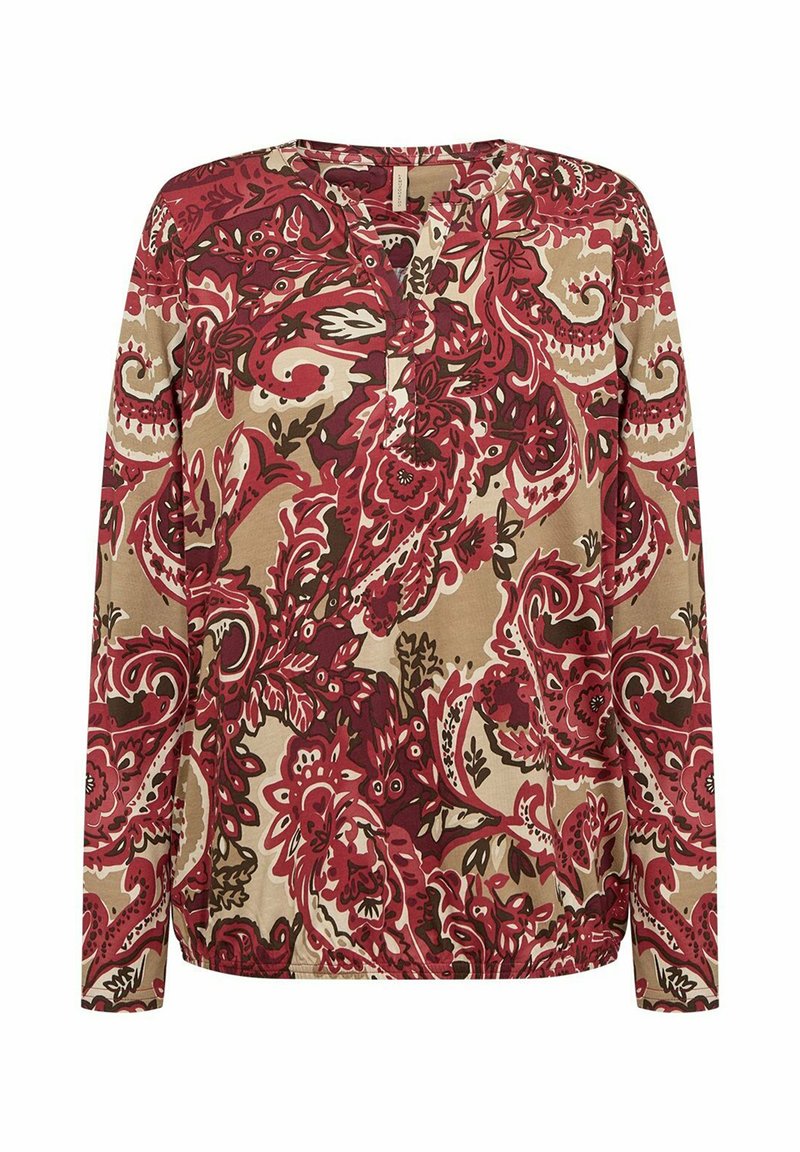 Blouse met lange mouwen, versierd met een ingewikkeld paisley bloemenpatroon in rood, beige en bruin, en een kleine v-hals uitsparing bij de kraag.