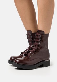 DKNY Stivaletti con plateau - bordeaux