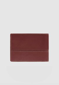 Bordeauxrode leren portemonnee met een gestructureerd oppervlak, slank design en contrasterende witte stiksels. Voorzien van een horizontale kaartgleuf.