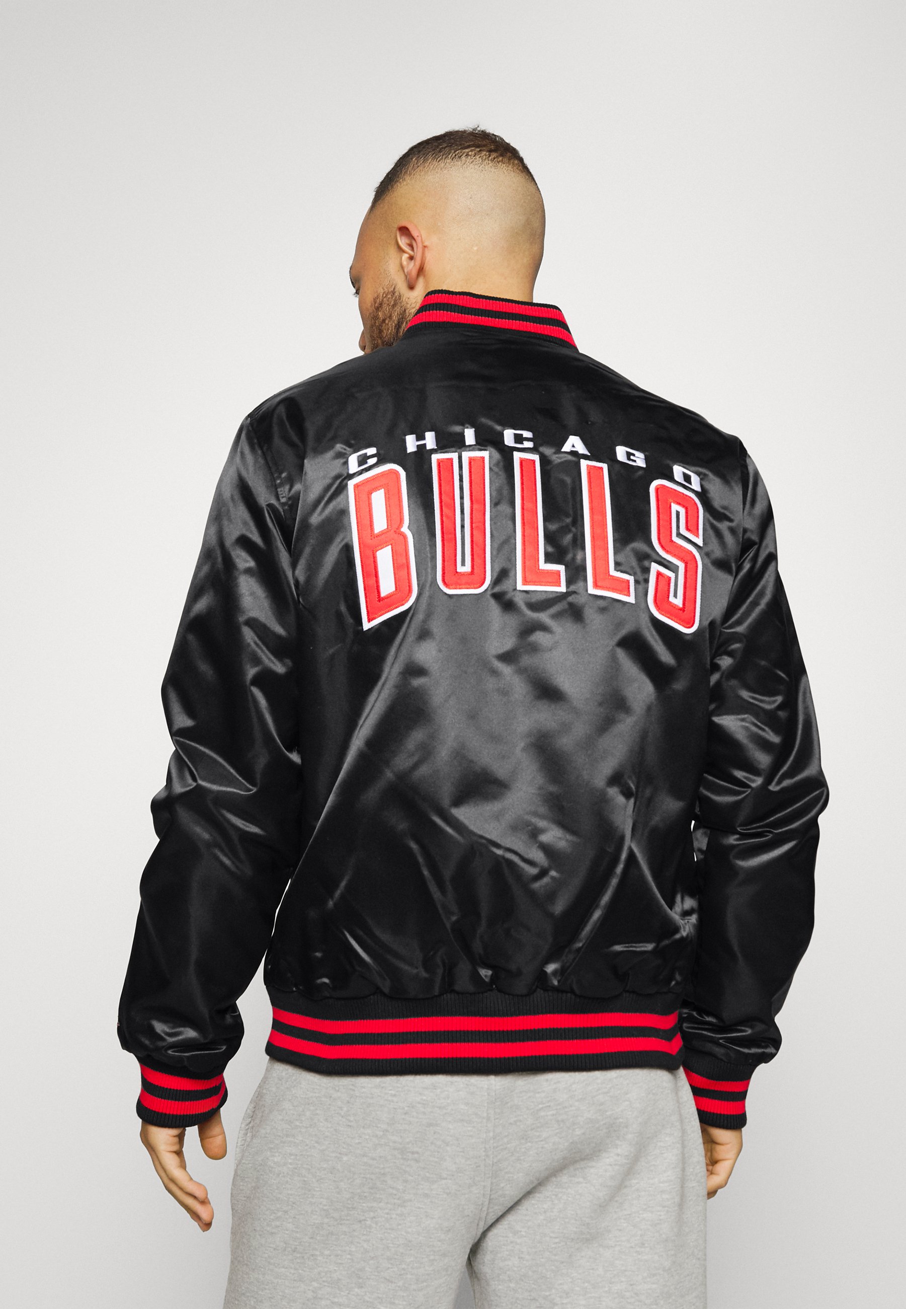 Chaqueta NBA Chicago Bullss Mitchell \u0026 Ness Special Script Heavyweight  Satin rojo