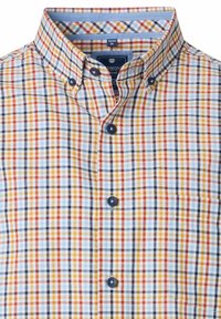 Karierter Button-Up-Hemd mit einer Mischung aus orange, blau und gelben Quadraten. Verfügt über einen klassischen Kragen und marineblaue Knöpfe. Leichte Stoffqualität.