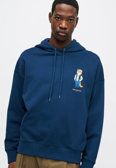 Sudadera azul marino hecha de suave algodón, con un bolsillo canguro en la parte delantera, capucha con cordón y un gráfico de un zorro de dibujos animados en el pecho.