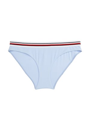 Lichtblauwe bikini onderkant met een geribbelde textuur, voorzien van een witte tailleband die is benadrukt met rode en zwarte horizontale strepen.