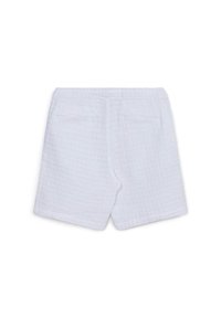 Shorts bianchi in tessuto testurizzato con due tasche posteriori a soffietto e una vita elastica, mostrati da dietro su uno sfondo bianco.