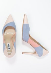Spetsiga högklackade skor i ljusrosa, blå och beige. Materialet inkluderar slätt läder och mocka, med en strukturerad beige klack.