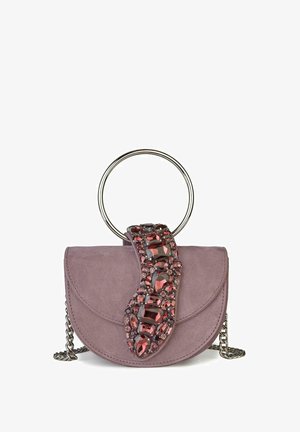 Borsa in camoscio viola con manico tondo in metallo, caratterizzata da una tracolla decorativa impreziosita da pietre preziose rosa e nere.