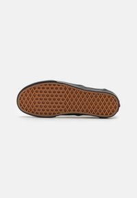 Vans CLASSIC SLIP-ON UNISEX - Belebújós cipők - black