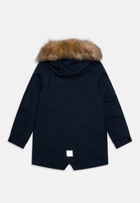 Parka della marina con cappuccio rifinito in pelliccia, dotata di tasche laterali, polsini elasticizzati e una toppa quadrata sul retro. Tessuto liscio.