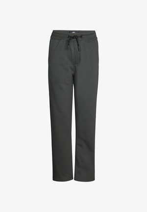 T-shirt blu navy con pattern geometrico beige, maniche corte, collo rotondo; abbinato a pantaloni della tuta grigi e sneakers bianche.