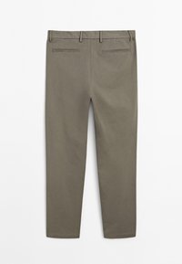 Achteraanzicht van slim-fit, olijfgroene broeken met ceintuurlussen en twee horizontale achterzakken met paspel. 