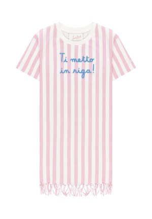 Camicia a maniche corte rosa e bianca a righe verticali con testo italiano ricamato in blu e orlo sfrangiato.